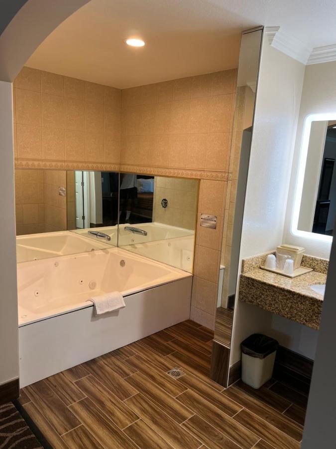 Walnut Inn & Suites Вест-Ковіна Екстер'єр фото