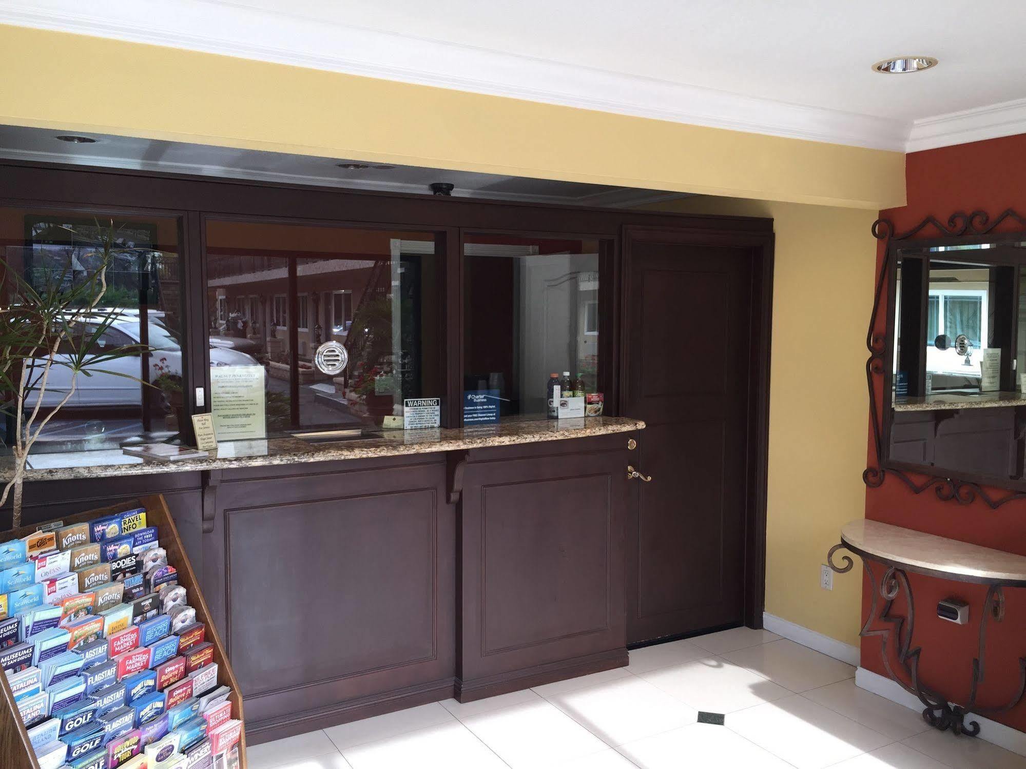 Walnut Inn & Suites Вест-Ковіна Екстер'єр фото