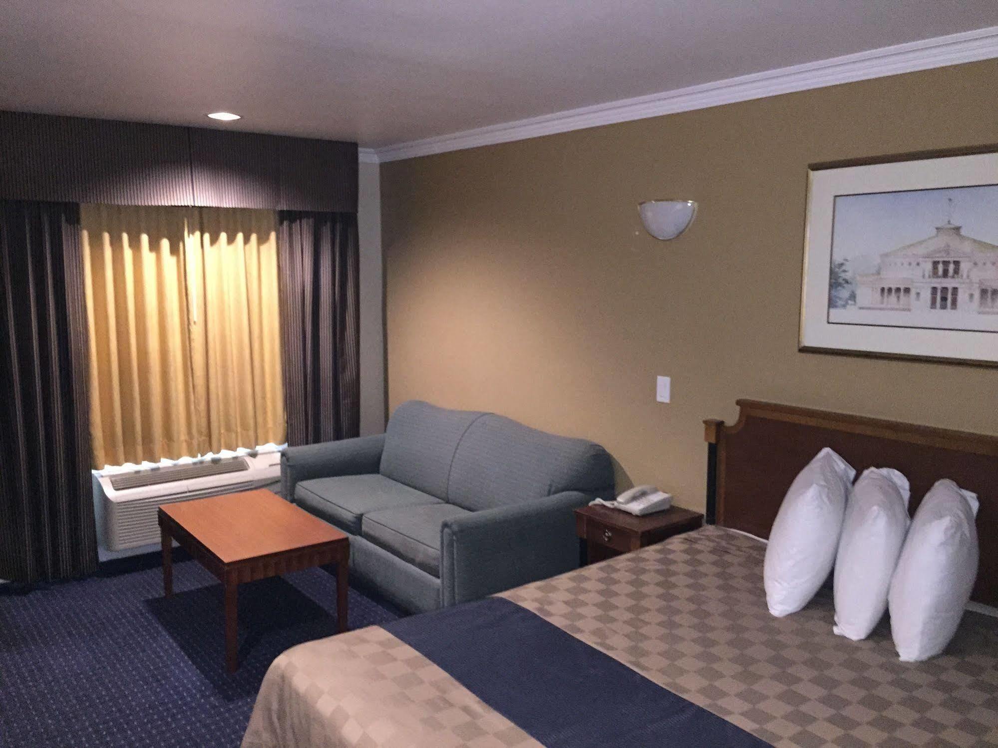 Walnut Inn & Suites Вест-Ковіна Екстер'єр фото