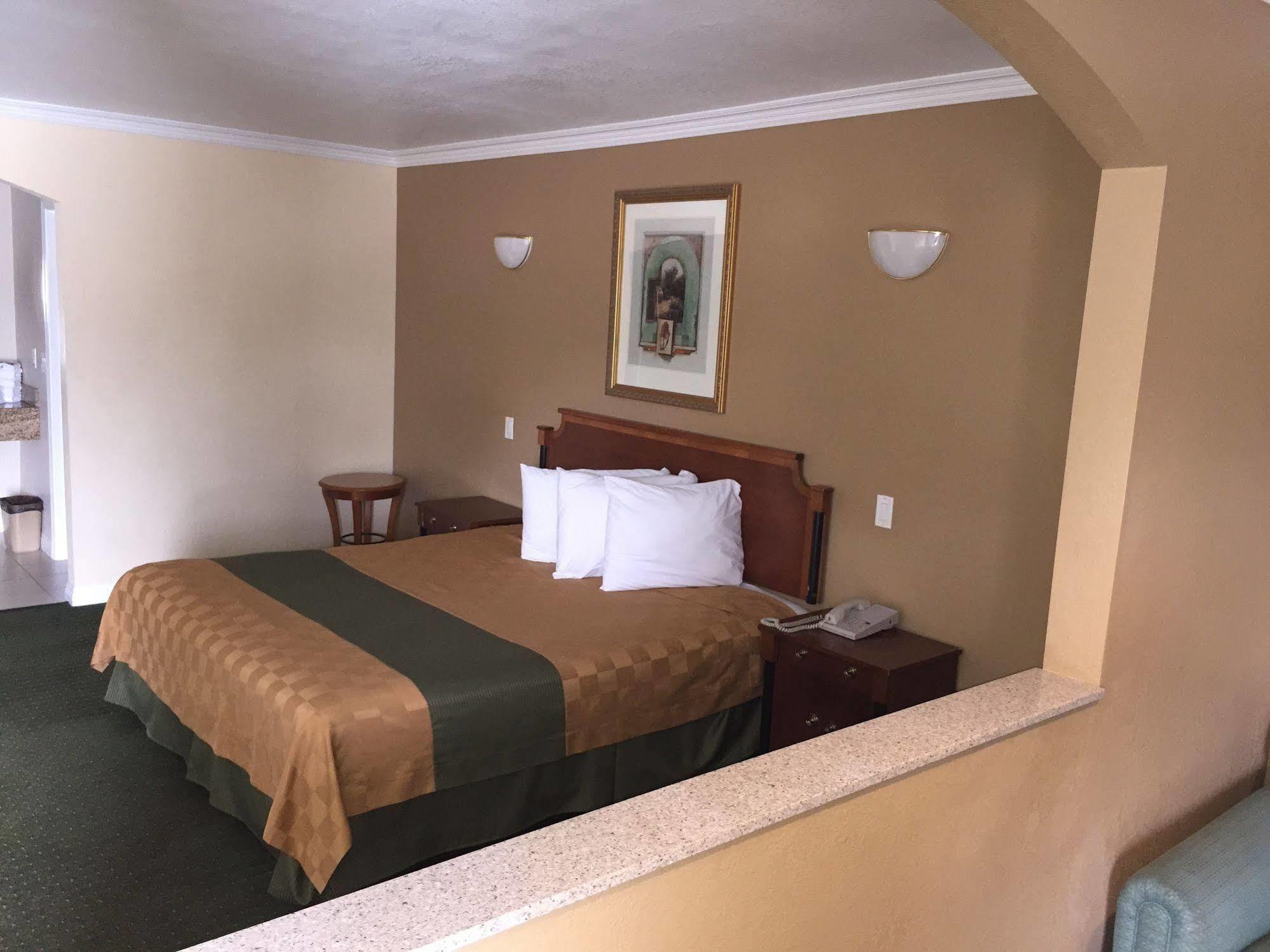 Walnut Inn & Suites Вест-Ковіна Екстер'єр фото